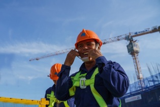 Các công ty xây dựng bận rộn trong những ngày đầu năm