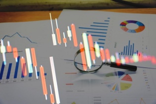 Áp lực bán nhóm ngân hàng, VN-Index về gần mốc tham chiếu