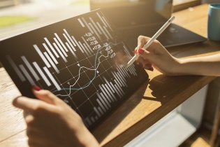 VN-Index đảo chiều ngoạn mục, cổ phiếu bất động sản tăng