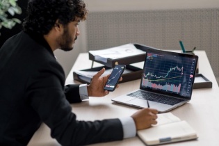 Khối ngoại bán ròng 3 phiên liên tiếp, VN-Index giảm gần 5 điểm