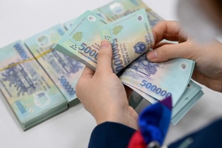 Có lãnh đạo doanh nghiệp giảm đến 90% thu nhập trong nửa đầu năm