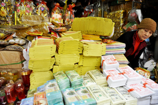 Doanh nghiệp sản xuất vàng mã trả cổ tức 100% 