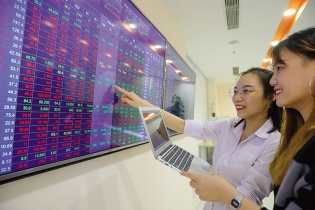 VN-Index tăng mạnh nhất 5 tháng nhờ dòng tiền rót vào cổ phiếu vốn hoá lớn 