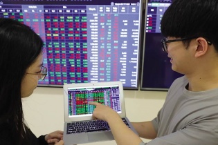 VN-Index giảm gần 14 điểm cuối tuần, thủng mốc 1.250 điểm