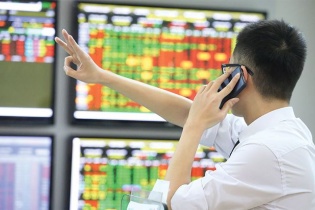 VN-Index mất hơn 4 điểm, cổ phiếu dầu khí lội ngược dòng