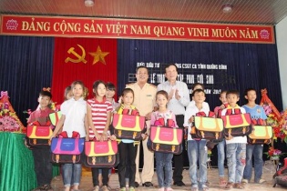 Báo Đầu tư trao 200 cặp phao cứu sinh cho học sinh vùng lũ Quảng Bình