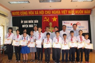 Báo Đầu tư trao 150 suất học bổng “Vì trẻ em Việt Nam” tại Bình Định, Phú Yên