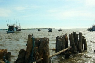 Tàu chìm, 12 ngư dân Bình Định trôi dạt trên biển