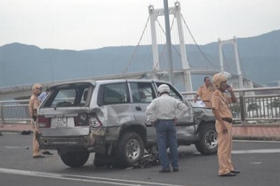 "Xe điên" mất thắng húc vào xe máy, 3 người rơi xuống cầu từ độ cao 40m
