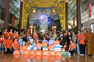 Lãnh sự Nam Phi tặng quà cho Trung tâm nhân đạo Huyền Trang