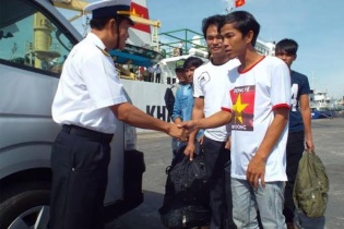 11 ngư dân gặp nạn ở Trường Sa đã về tới đất liền an toàn