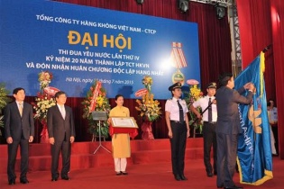Vietnam Airlines đón nhận Huân chương Độc lập hạng nhất