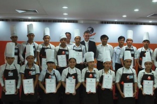 Trao chứng chỉ tốt nghiệp cho 18 học viên thuộc chương trình học bổng “Từ ước mơ đến hiện thực”