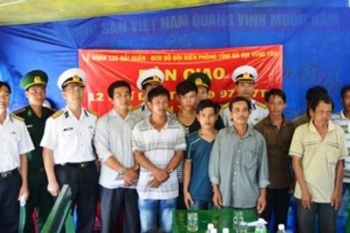 Bàn giao 12 ngư dân Bình Định gặp nạn trên biển vào đất liền an toàn