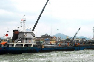 Công nhân ở cảng Quy Nhơn đã làm việc trở lại