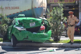 Tai nạn giao thông liên hoàn giữa xe taxi và xe bồn, tài xế thoát chết hy hữu