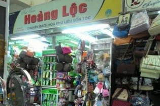 Cửa hàng được Kềm Nghĩa hỗ trợ trưng bày sản phẩm lại bày ...hàng nhái