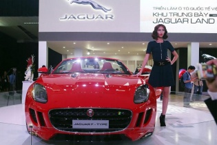 Chân dài khoe sắc bên xế nhập