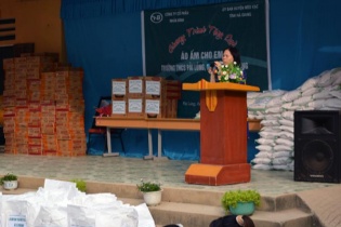 Công ty CP Nhân Bình tặng quà cho học sinh huyện Mèo Vạc, tỉnh Hà Giang