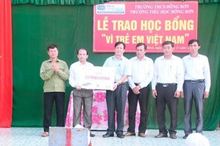 Báo Đầu tư trao 50 suất học bổng cho học sinh nghèo vượt khó