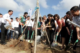 Vinamilk trồng cây xanh tại khu di tích đường Hồ Chí Minh trên biển