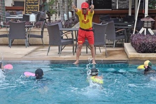 Furama Resort Đà Nẵng mở lớp học bơi miễn phí