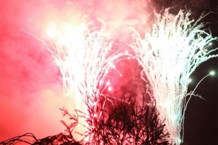 Người dân TP.HCM “mãn nhãn” với màn bắn pháo hoa mừng Độc Lập