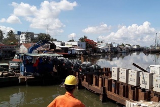 Kiên Giang: Tăng cường máy bơm "khủng" đẩy nước mặn ra biển, "cứu khát" TP Rạch Giá