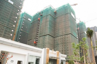 Goldmark City tiếp tục cất nóc tòa Sapphire 1, vượt tiến độ 3 tháng