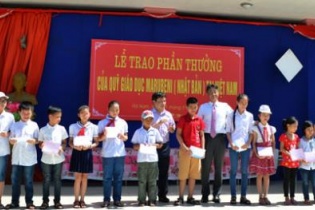 Quỹ Giáo dục Marubeni (Nhật Bản) trao thưởng học sinh nghèo vượt khó của Hà Nam