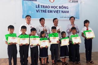 Học bổng “Vì trẻ em Việt Nam” đến với học sinh Bình Thuận ngày khai trường