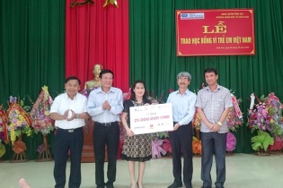 Báo Đầu tư trao học bổng tại Thanh Hóa