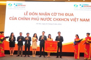 Tập Đoàn Tân Á Đại Thành đón nhận Cờ thi đua của Chính phủ