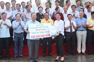 Quỹ Hỗ trợ xây dựng môi trường xanh Việt Nam tặng tỉnh Hậu Giang 500 triệu đồng trồng cây xanh
