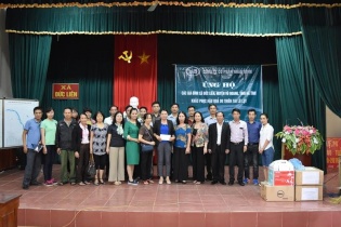 CTCP Nhân Bình trao tận tay đồng bào lũ lụt 200 suất quà trị giá hơn 100 triệu đồng