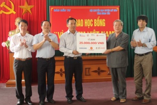 Báo Đầu tư trao 50 suất học bổng “Vì trẻ em Việt Nam" tại Hưng Yên