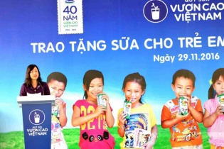 Quỹ sữa Vươn cao Việt Nam đem 130.000 ly sữa Vinamilk đến Vĩnh Long