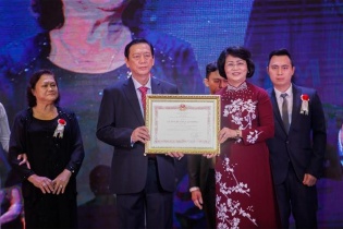 Nệm Vạn Thành vinh dự đón nhận Huân chương Lao động Hạng Nhì nhân kỷ niệm 36 năm thành lập