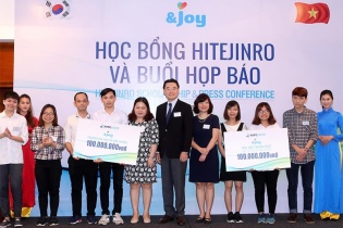 HITEJINRO trao học bổng cho sinh viên Việt Nam