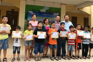 Học bổng Vì trẻ em Việt Nam đến với học sinh khó khăn tại Trường Tiểu học Trung Văn