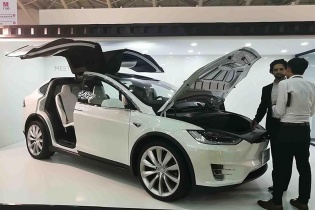 “Đột kích” xe ô tô điện Tesla tại Computech Taipei 2017