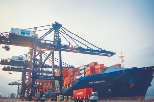 Tàu 5.000 TEU cập cảng Cái Lân mở đầu tuyến hàng hải mới