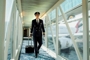Emirates mở đợt tuyển phi công tại Việt Nam: Lương cao, cấp nhà Dubai