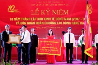 Khu kinh tế Đông Nam (Nghệ An) đón nhận Huân chương Lao động hạng Ba