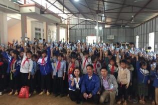 FrieslandCampina Việt Nam trao tặng hơn 17.500 ly sữa cho trẻ em vùng lũ