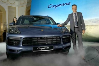 “Siêu xe” Porsche Cayenne thế hệ thứ 3 “cập cảng” Việt Nam