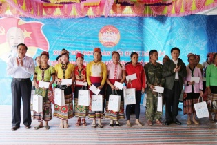 Bí thư Trung ương Đảng, Trưởng Ban Nội chính tặng gần 100 suất quà cho người nghèo Nghệ An