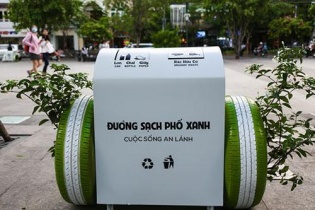 Dùng thùng rác để sạc pin điện thoại