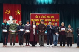 Công ty Cổ phần Nhân Bình trao quà Tết tới người nghèo