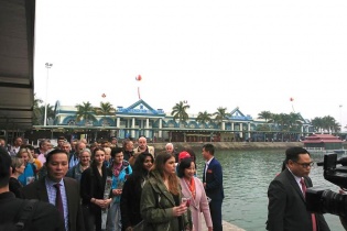 Lãnh đạo Quảng Ninh đón những du khách quốc tế đầu tiên xông đất Hạ Long